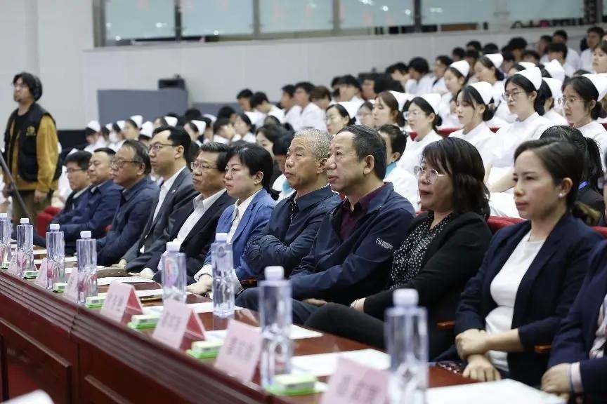 【必赢线路检测中心】学校领导参加必赢线路检测中心5·12护士节纪念活动
